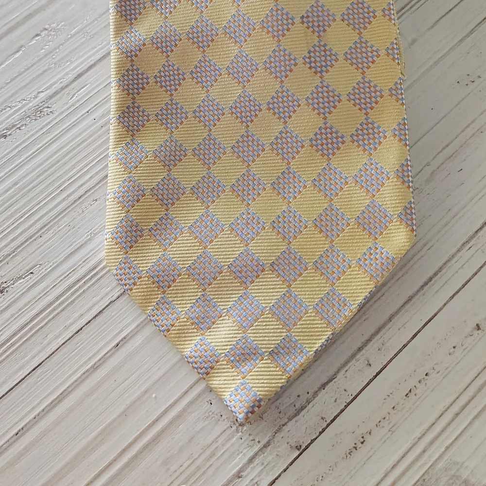 Burberry London Checkered Tie in Yellow and Blue. Made In Italy. 100% Silk.